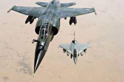 Un Mirage F1CR �quip� de MK82 suivi d�un Rafale en Tri-GBU12 lors de l�op�ration Serval.