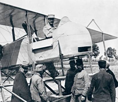 Un Maurice-Farman 11 équipé pour le lancement des obus de 220 (85kg) pendant la première guerre mondiale.