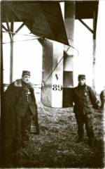 Illustration représentant Louis Quenault et Joseph Frantz au pied de leur biplan Voisin numéro 89.